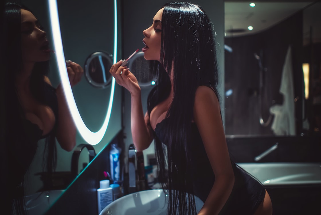 Sexy Korean sensual masseuse in a london hotel